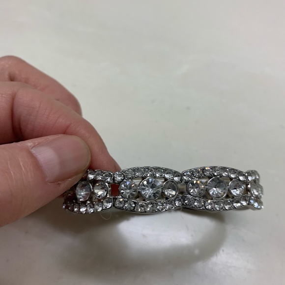 Clear stone stretch bracelet! - Picture 2 of 2